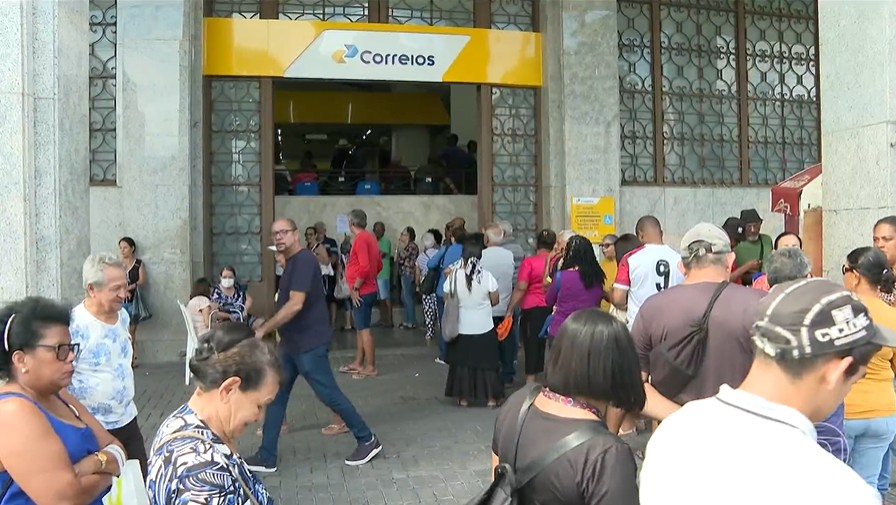 Aposentados e pensionistas lotam agências dos Correios para se informar sobre devolução do dinheiro descontado ilegalmente