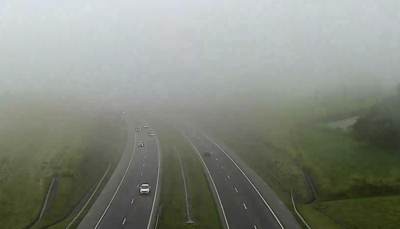 Neblina densa encobre bairros e afeta rodovias de Campinas