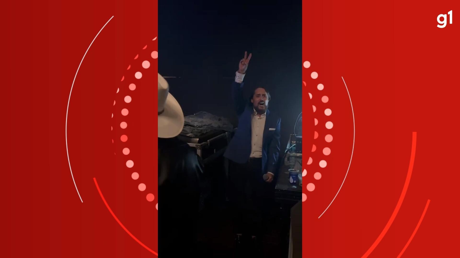 Imagens mostram Mauri, irmão de Chitãozinho e Xororó, antes de subir ao palco para o último show no PR; cantor morreu em acidente