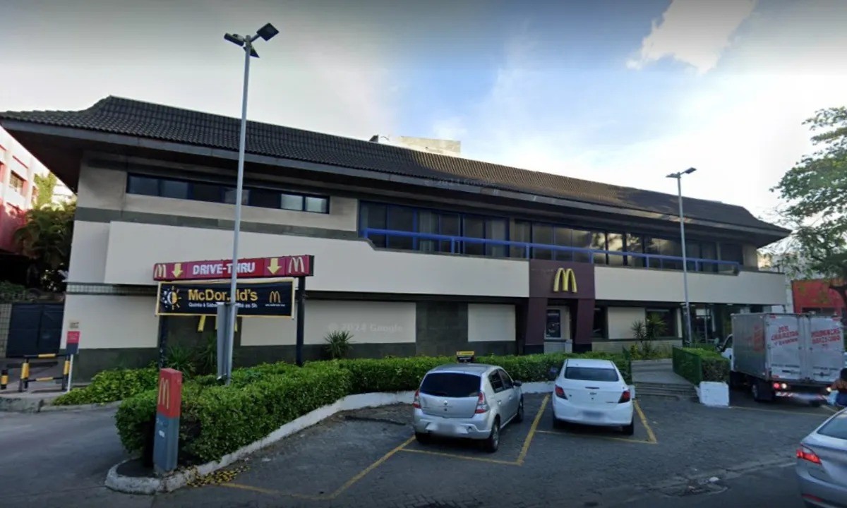 Primeira do Nordeste, unidade de rede de fast food é demolida em Salvador; local será reformado