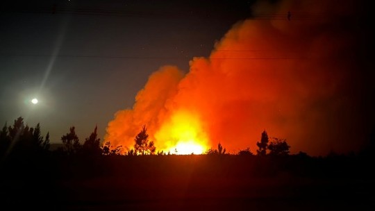 Incêndio de grande proporção atinge área de vegetação na zona rural de Padre Carvalho  - Foto: (Polícia Militar/Divulgação)