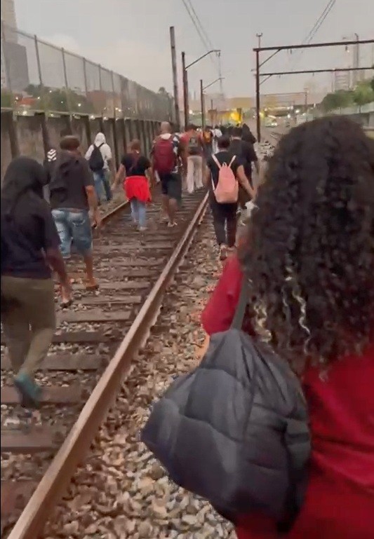 Falha no sistema de energia afeta circulação de trens da Linha 11-Coral e passageiros caminham nos trilhos em SP