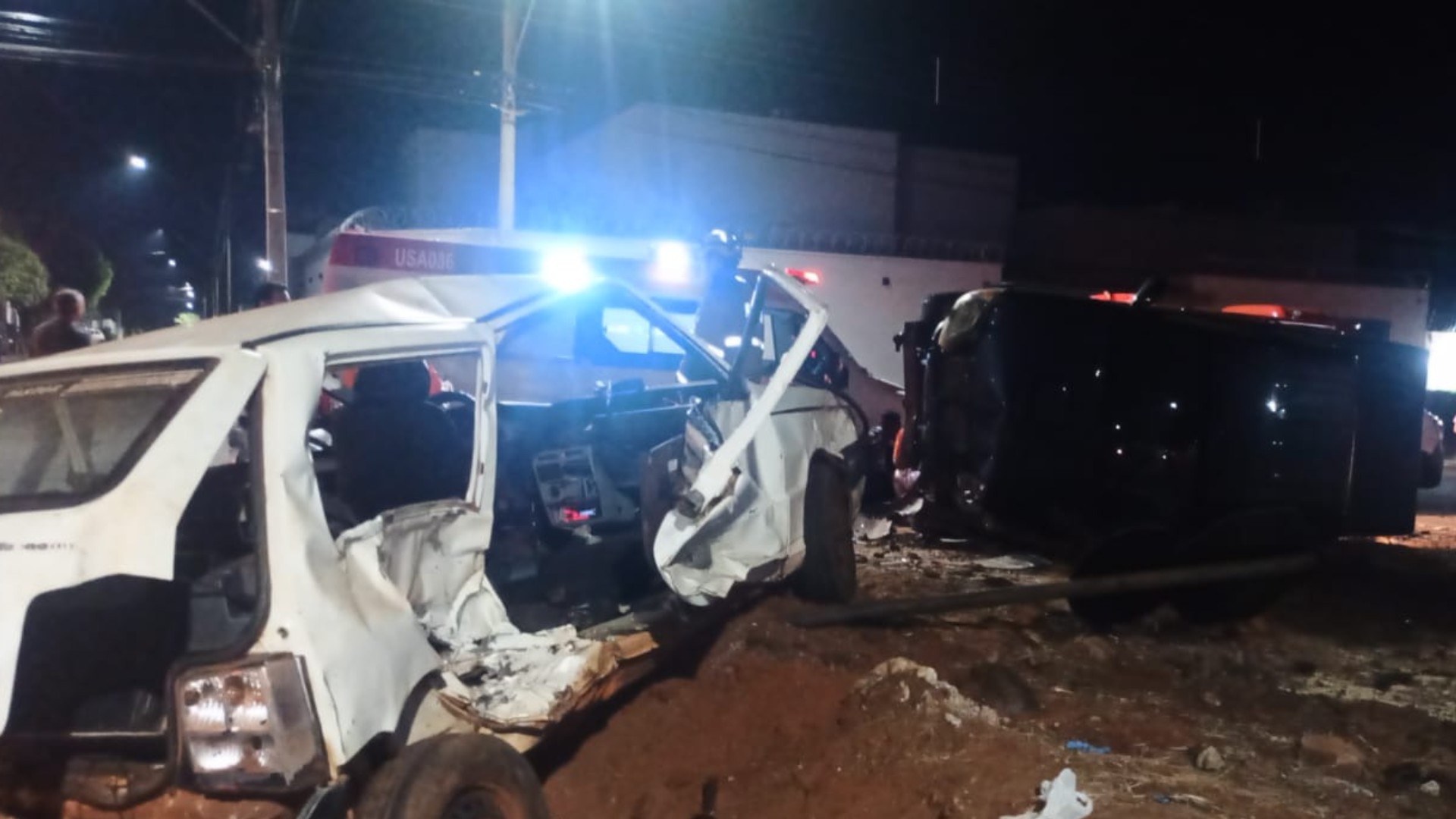VÍDEO: Adolescente fica presa às ferragens após batida entre carro e caminhonete em Ituiutaba