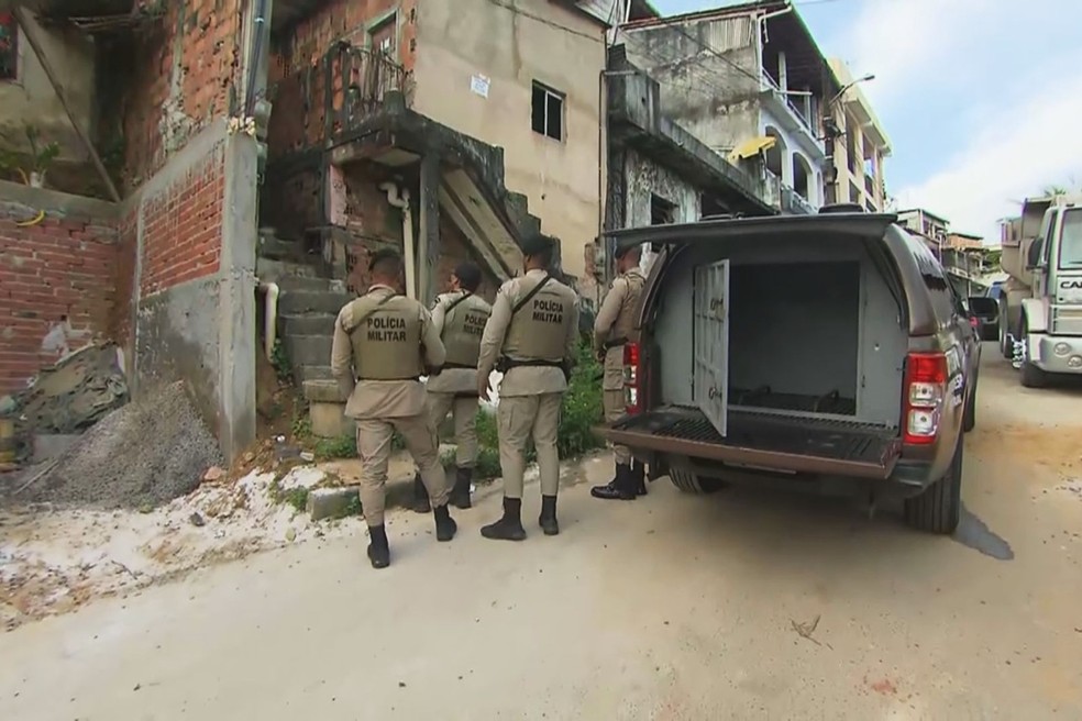 Policiais em frente ao imvel onde uma famlia foi feita refm no bairro de Dom Avelar, em Salvador — Foto: Reproduo/TV Bahia