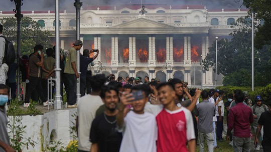Protestos da geração Z podem estar virando uma 'primavera asiática'? Entenda - Jovens revoltados vem liderando protestos, por vezes violentos, em vários países asiáticos, exigindo mudanças e o fim da corrupção. Mas até que ponto essas manifestações podem resultar em transformações concretas?