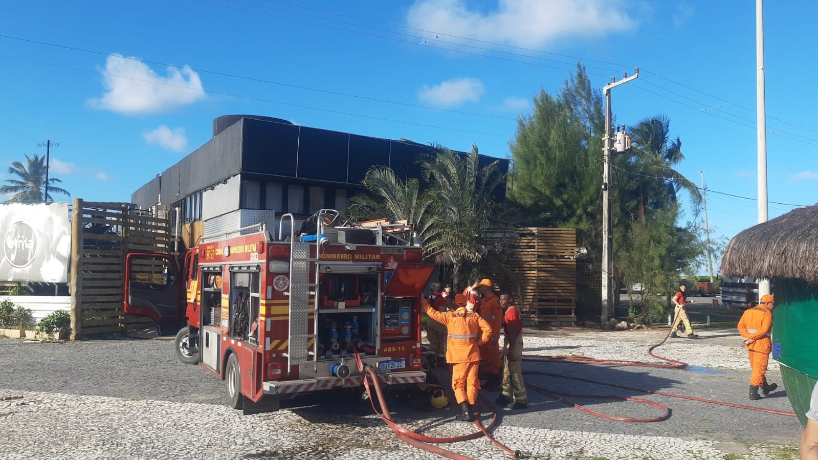 Incêndio atinge bar na Orla da Atalaia, em Aracaju
