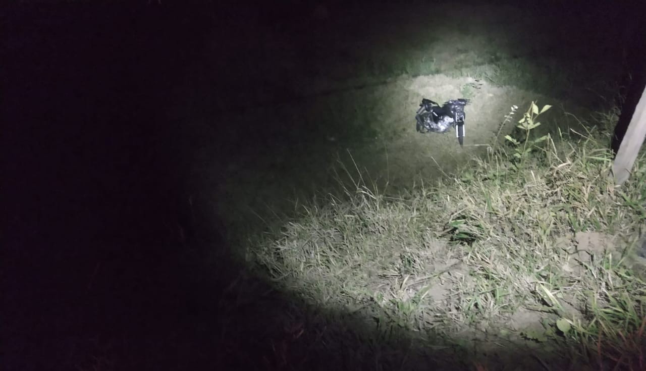 
Motociclista atropela vaca, perde o controle da direção e cai em ribanceira na LMG-858