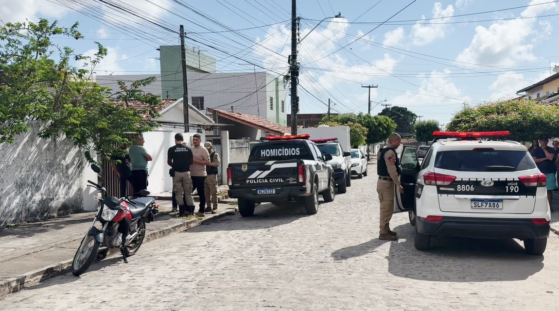 Homem é encontrado morto dentro de casa com faca cravada no pescoço, em João Pessoa 