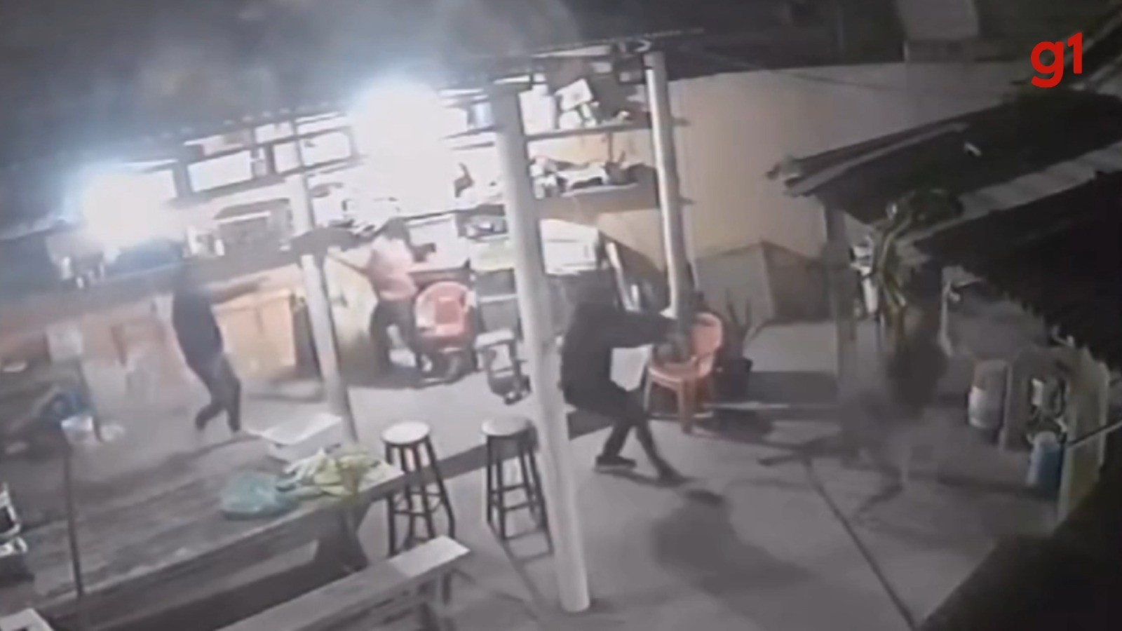 VÍDEO: filho de ex-prefeito é alvo de ataque em tiros em bar na Bahia