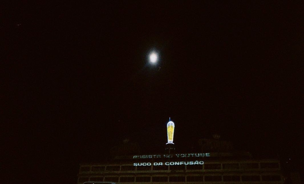 Videomapping reacende copão de cerveja na entrada de Belém e causa nostalgia nas redes sociais
