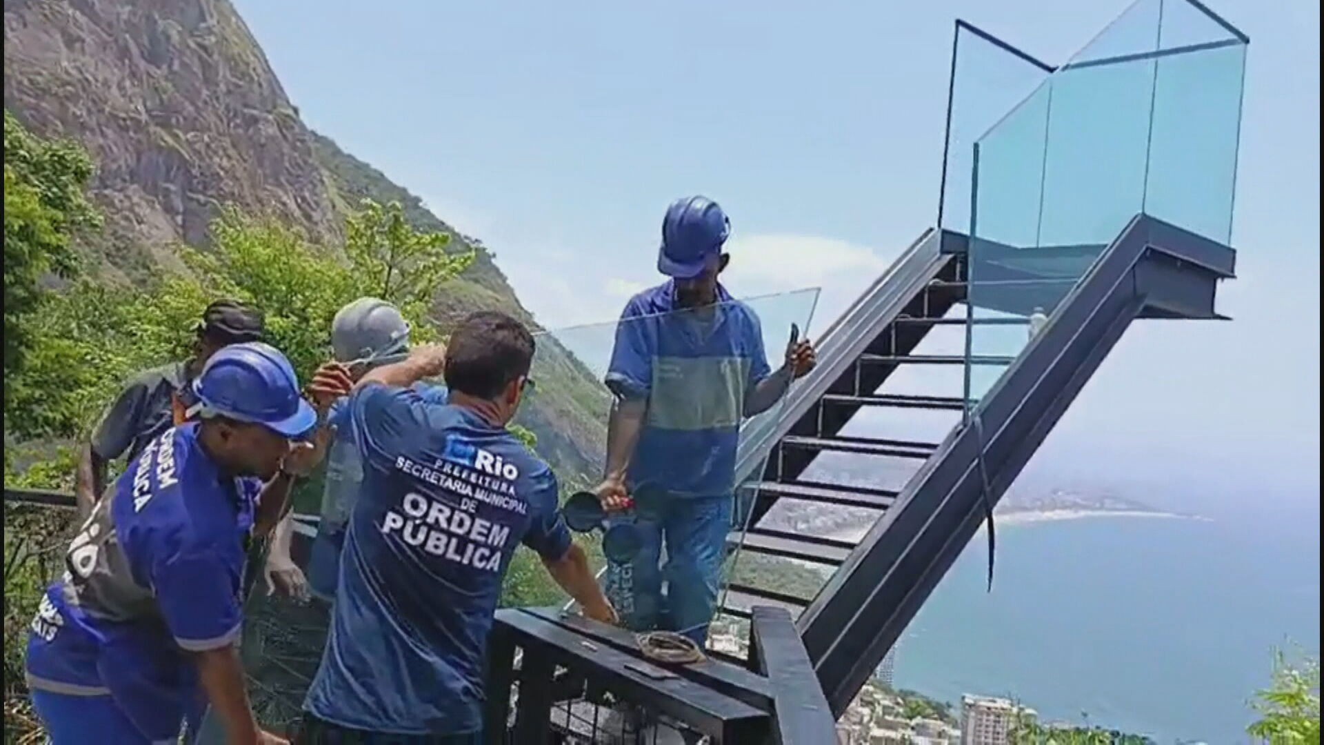 Seop desmonta escada panorâmia para fotos com 25 metros em um dos pontos mais altos do Vidigal