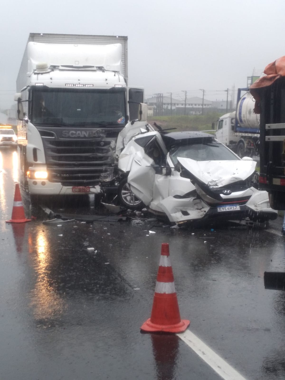 Quatro pessoas ficam feridas em engavetamento entre duas carretas e um carro na Via Dutra