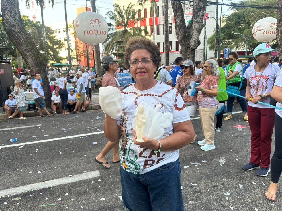 Círio de Nazaré 2025: Benedita Nogueira, 62 anos, agradece por sua cura da irmã, do filho, e pela própria cura — Foto: Thais Neves /g1 Pará