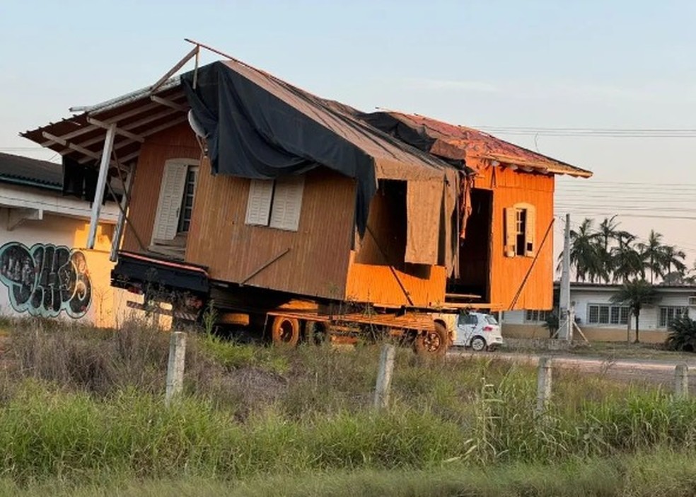 Casa é transportada na carroceria de caminhão em SC — Foto: PMRv/Divulgação