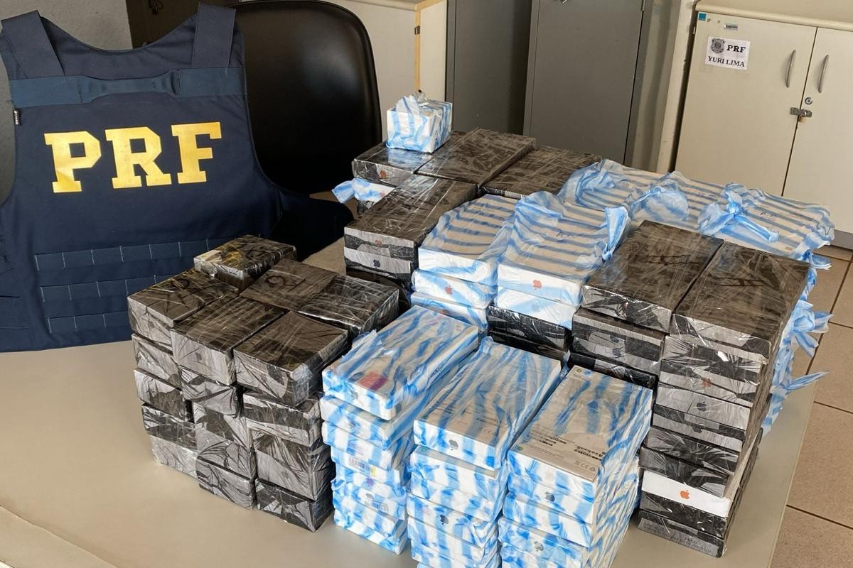 Casal é pego com 114 iPhones 17 Pro Max escondidos em carro na BR-163; carga vale R$ 1,7 milhão