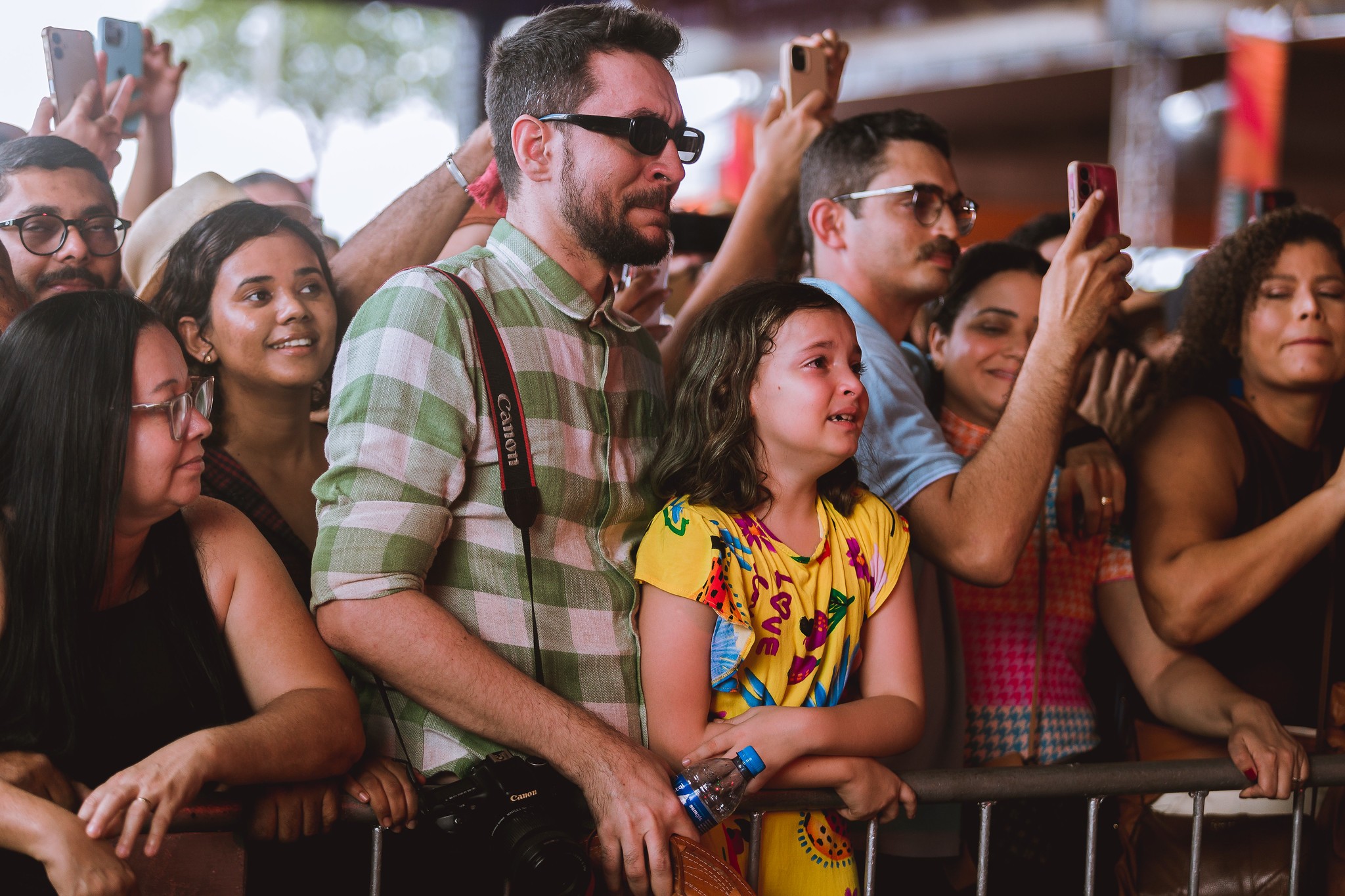 Santanna se emociona ao ver criança chorar na plateia e dedica show à pequena fã no São João de Caruaru; VÍDEO