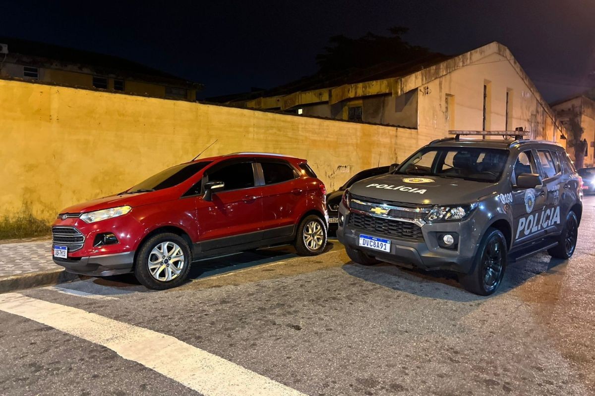 Dupla é presa após manter homem em cárcere privado dentro de carro furtado no litoral de SP; VÍDEO