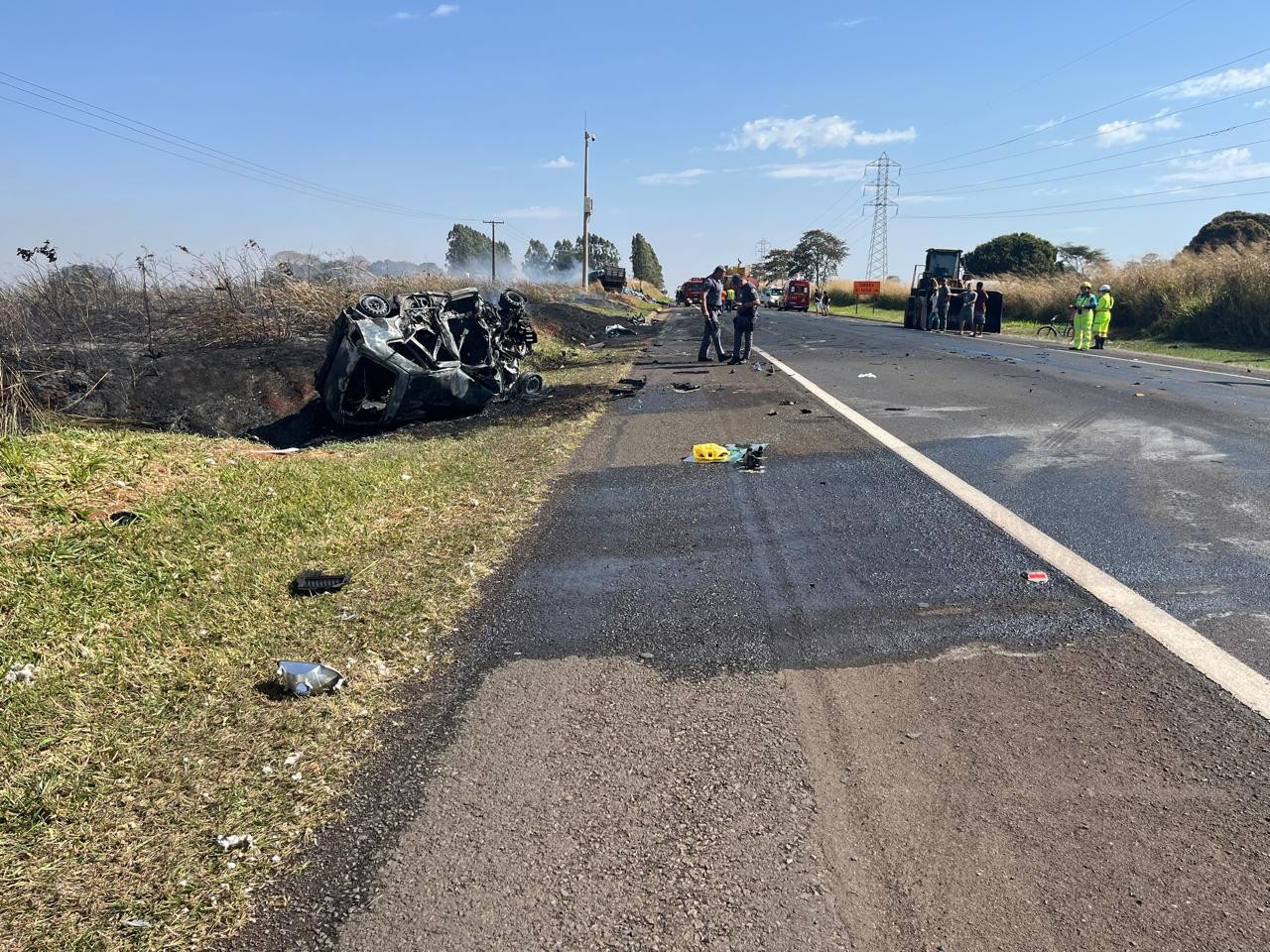Homem morre carbonizado após colisão entre carro e caminhão carregado de cerveja, em Martinópolis