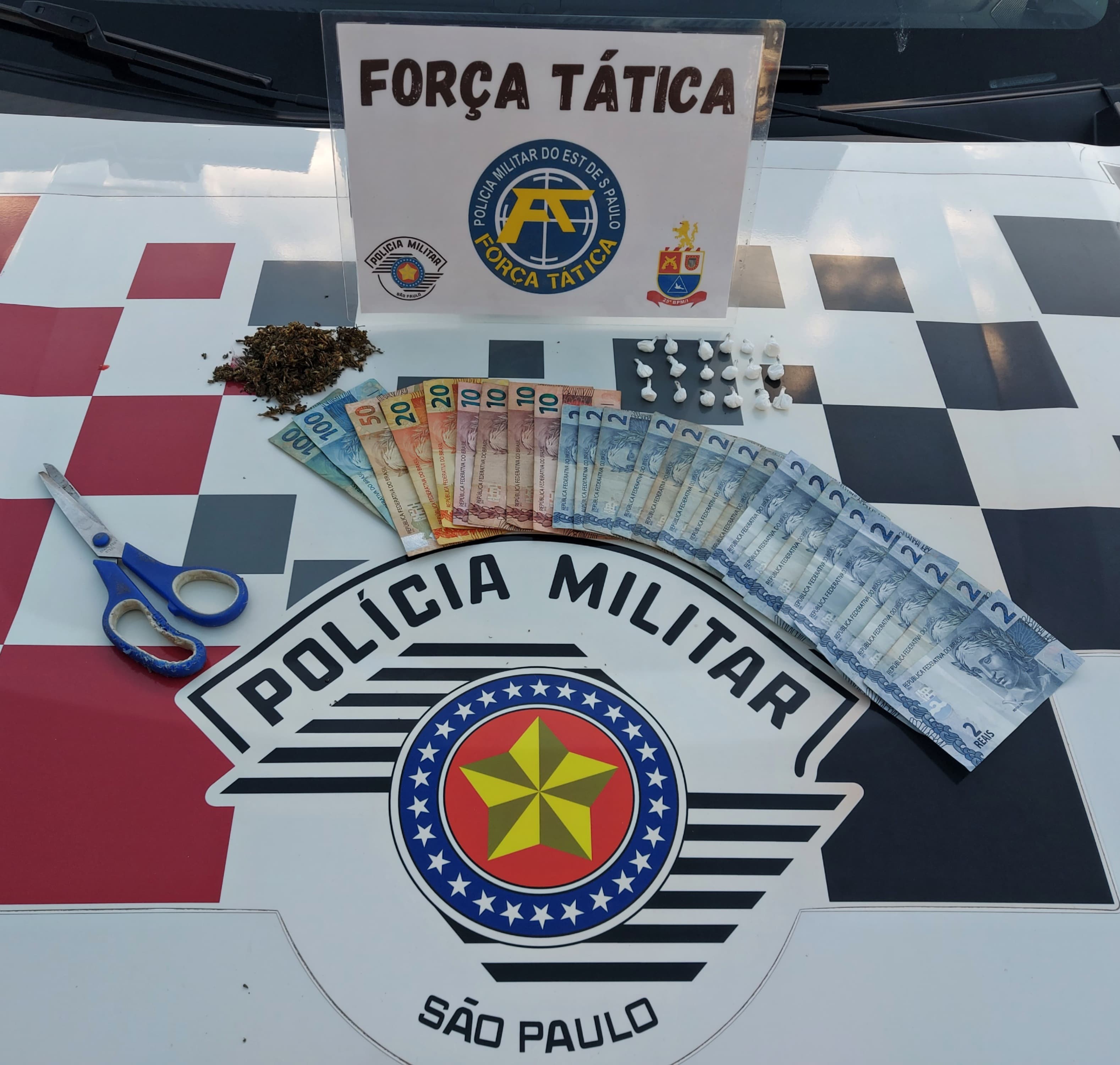 Após arremessar porções de cocaína sobre telhado de residência, jovem é preso por tráfico de drogas em Dracena