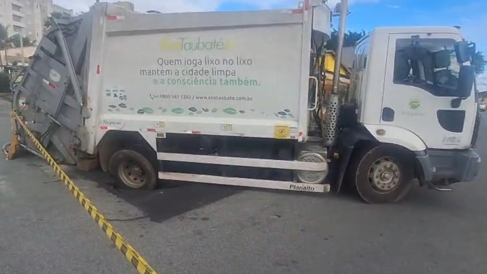 Caminhão de coleta de lixo fica preso em buraco, em Taubaté
