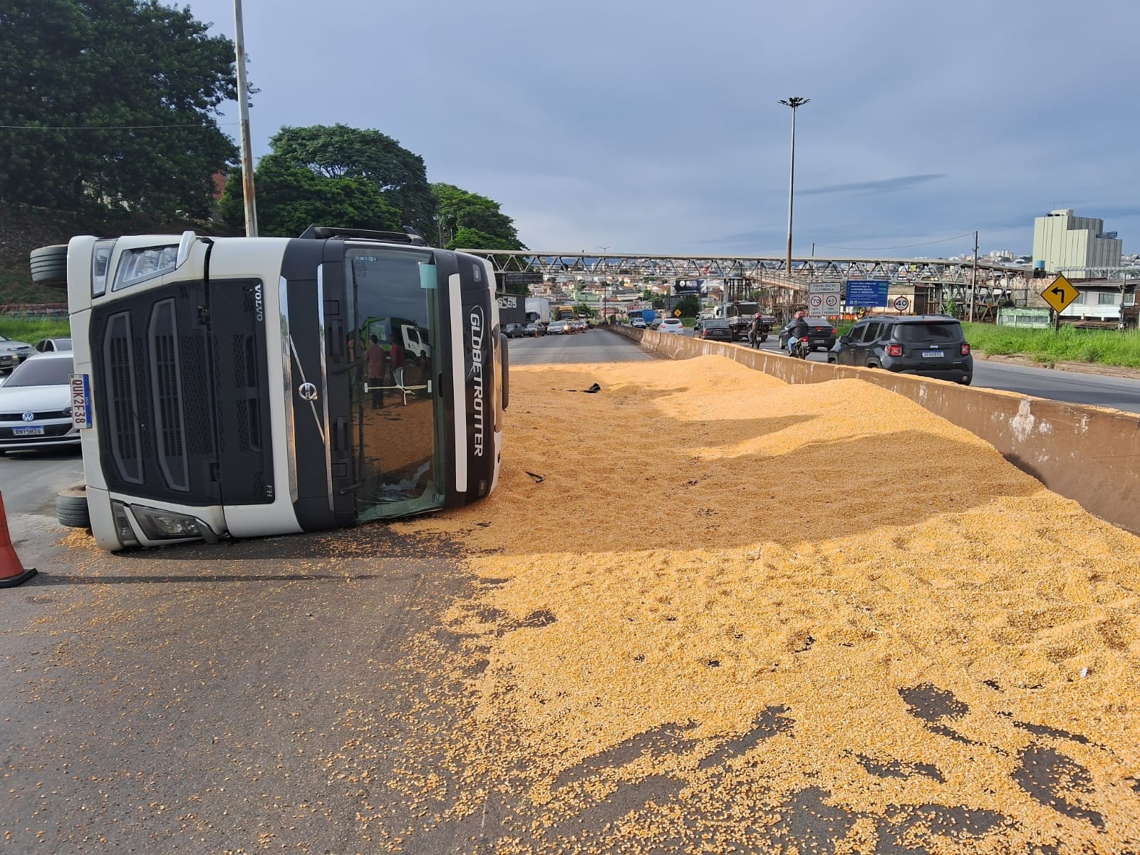 Carreta carregada com milho tomba no Anel Rodoviário de BH