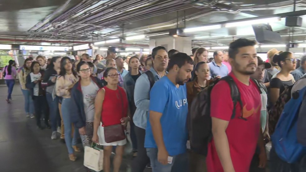 Estações ficaram lotadas por conta de falha na Linha 1 - Azul do Metrô — Foto: Reprodução/TV Globo