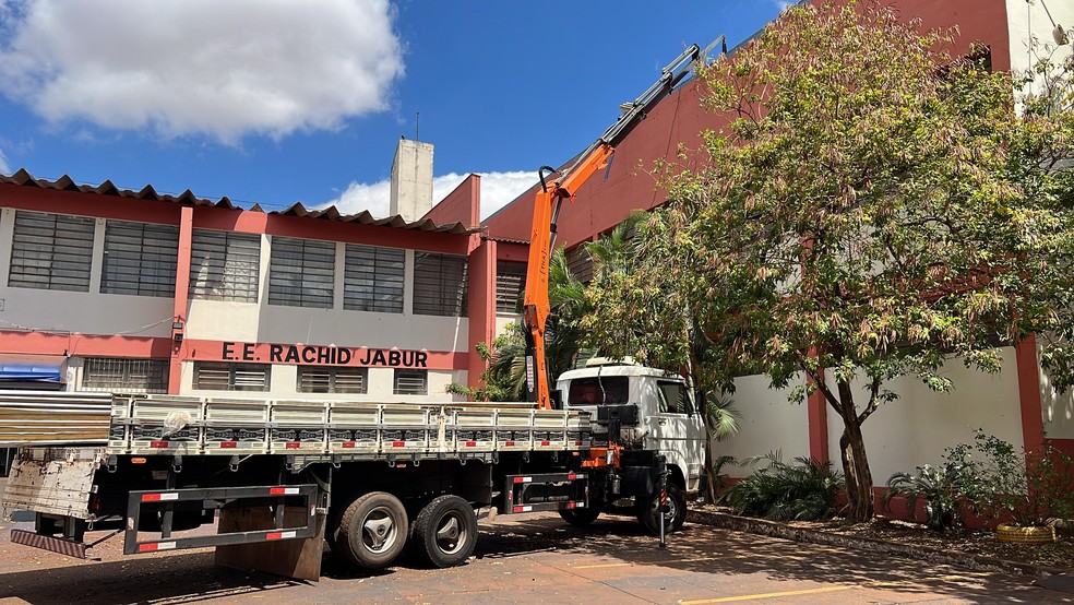 Escola Estadual Rachid Jabur foi atingida pela tempestade — Foto: Filipe Zampoli/TV TEM