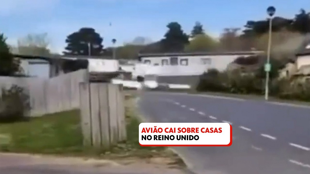 VÍDEO: Avião cai sobre telhado de casa no Reino Unido