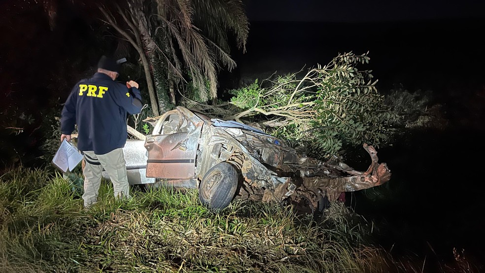 Acidente entre dois carros e um caminhão matou seis pessoas em Rio Pardo — Foto: Polícia Rodoviária Federal/Divulgação