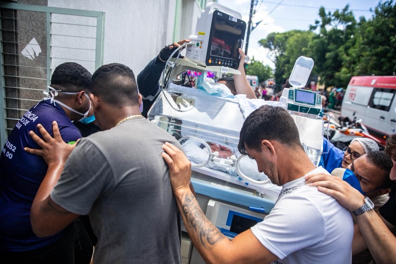 Incêndio no Hospital César Cals: Comerciantes abandonaram lojas para ajudar pacientes; veja relatos