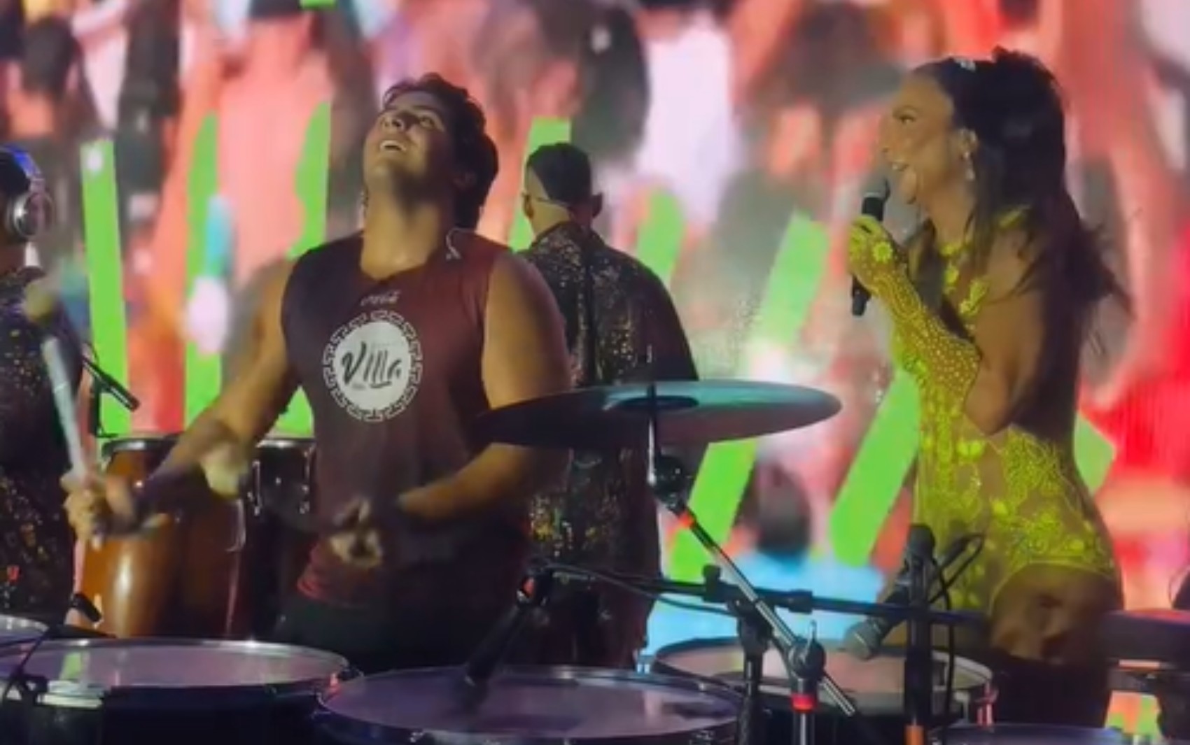 Ivete se derrete com o filho na percussão durante show em camarote em Salvador: 'Tá na alma'