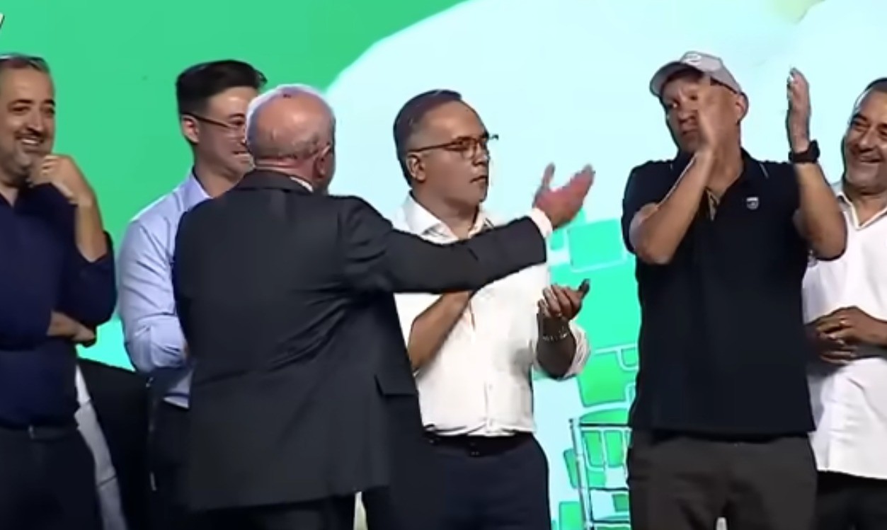 Lula aparece em cerimônia com marca na cabeça; Planalto diz que presidente passou por cauterização no couro cabeludo