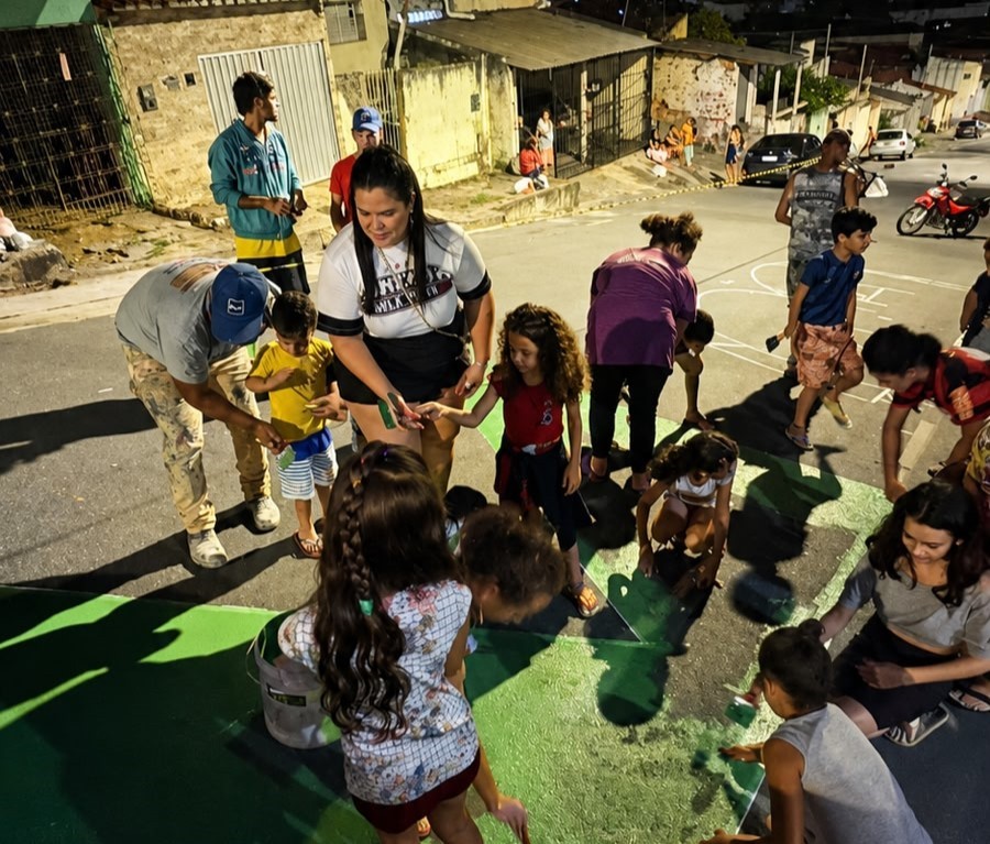 Grupo de moradores pinta rua em homenagem à Copa do Mundo em Campina Grande: 'Relembrar a nossa infância'
