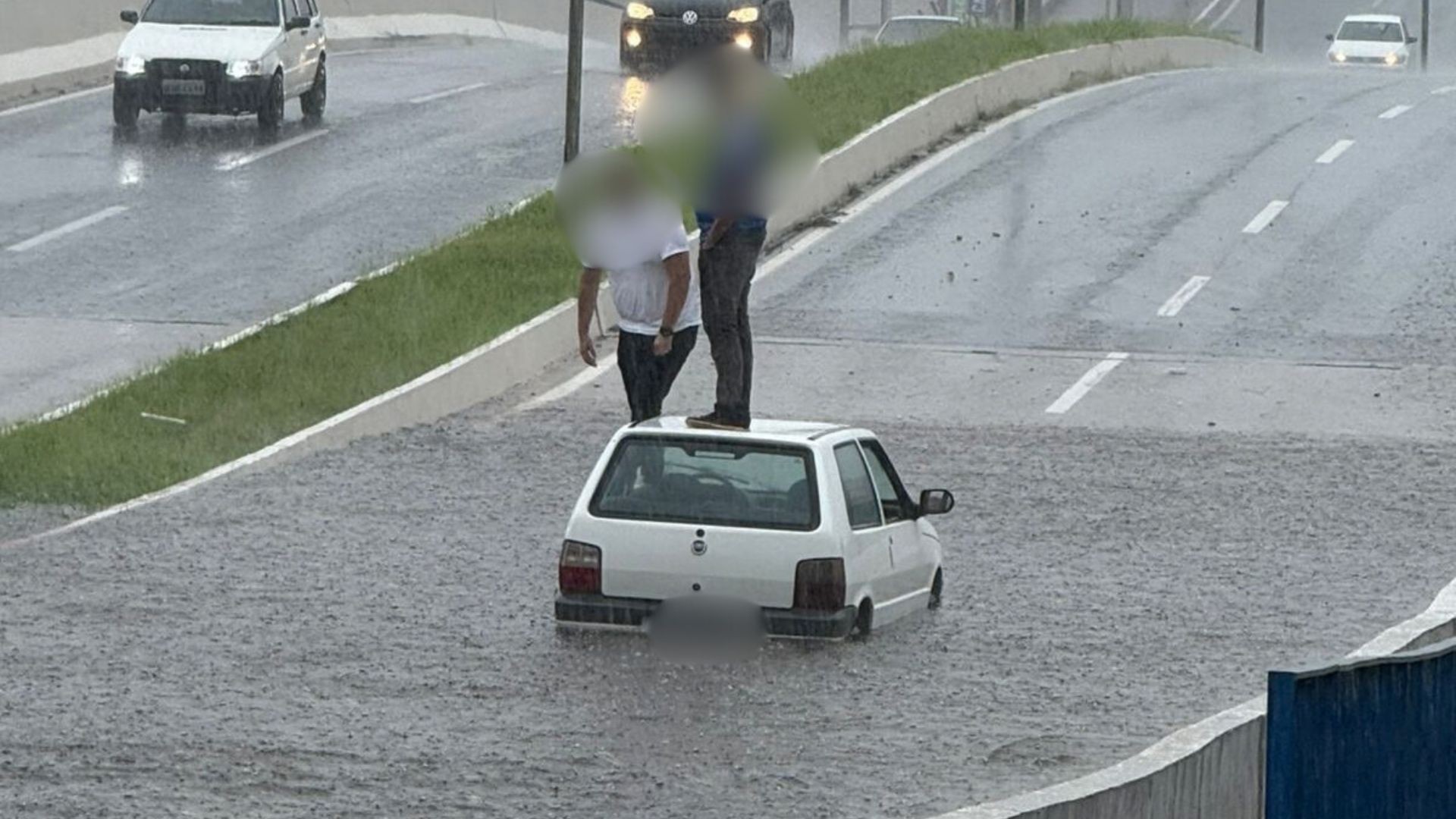 Temporal causa alagamentos na avenida Nações Unidas e interdição de viaduto em Bauru 