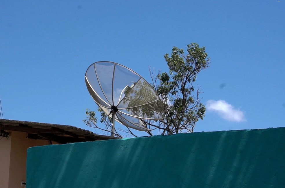 Moradores precisam realizar a substituição da parabólica tradicional por modelo digital — Foto: Siga Antenado