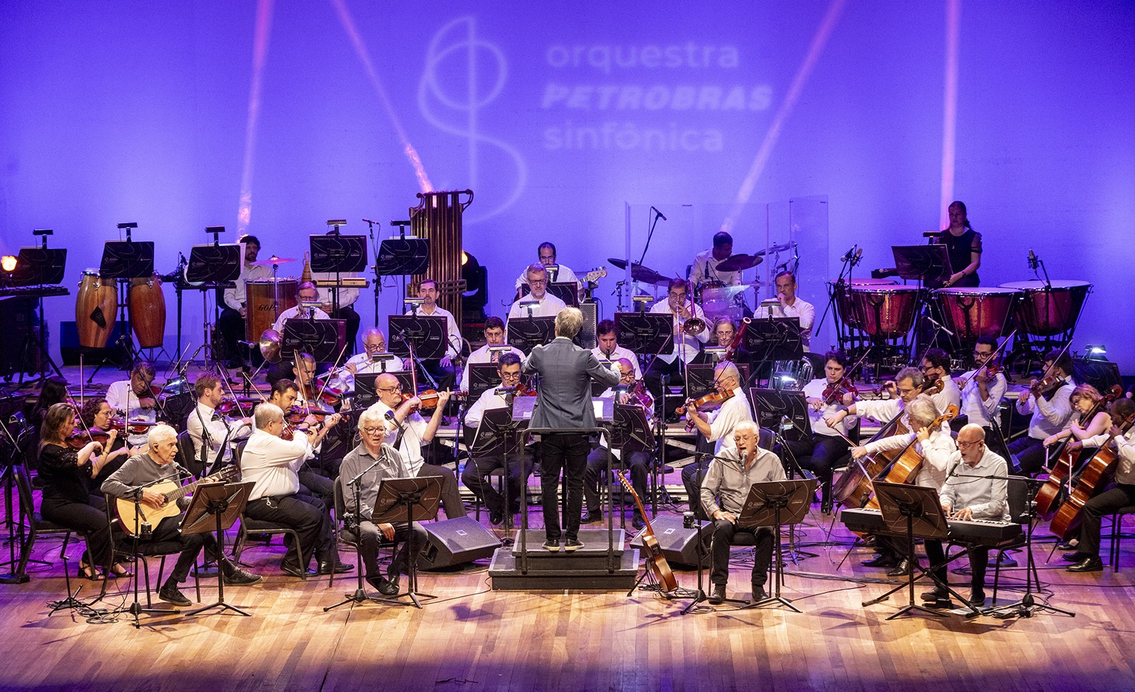 Sinfonia brasileira do MPB4 atraca no porto seguro da orquestra da Petrobras em álbum valorizado pelos arranjos
