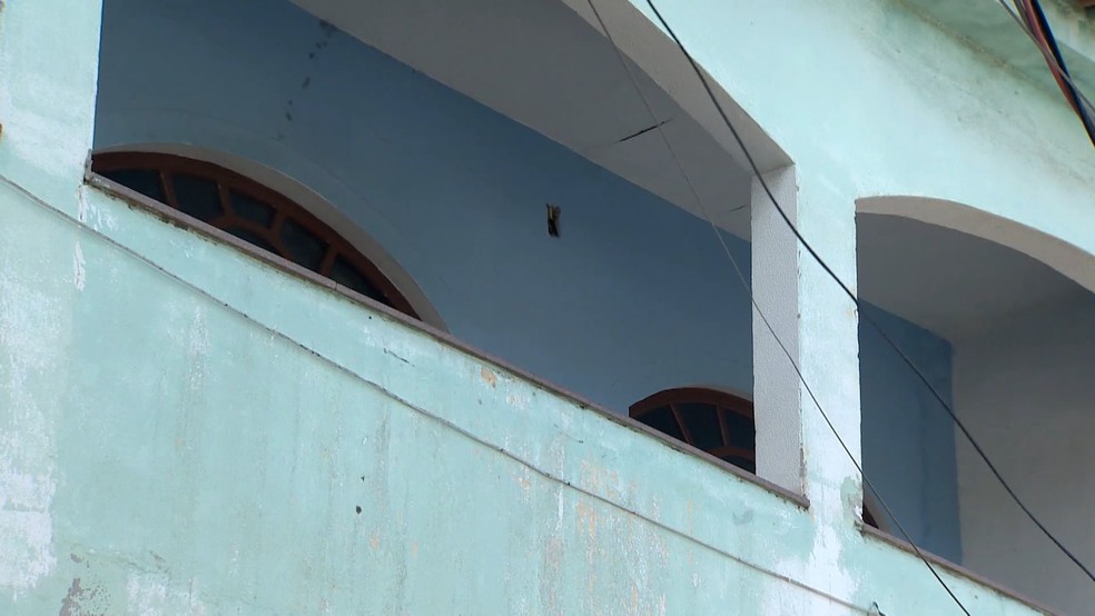 Um cabeleireiro de 28 anos foi preso após agredir a mulher e ameaçar jogar o filho de 3 anos do segundo andar de uma casa no Espírito Santo. — Foto: TV Gazeta