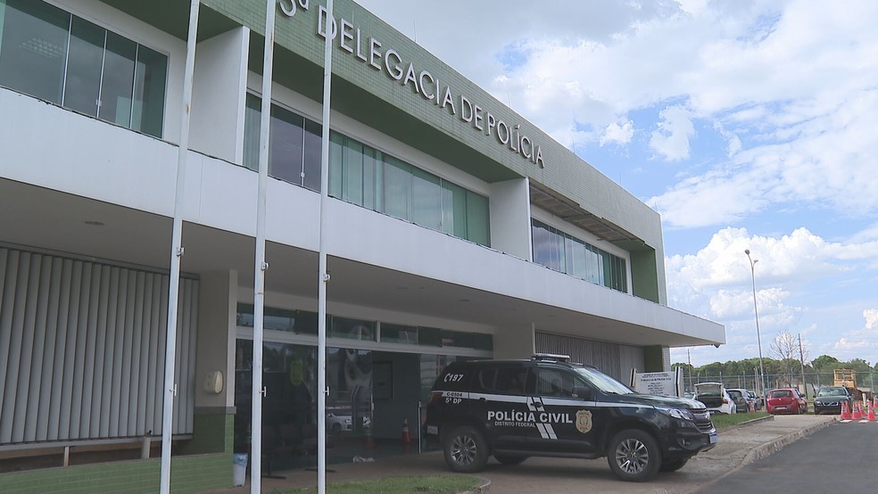 Fachada da 5ª Delegacia de Polícia, na Asa Norte.  — Foto: TV Globo/Reprodução