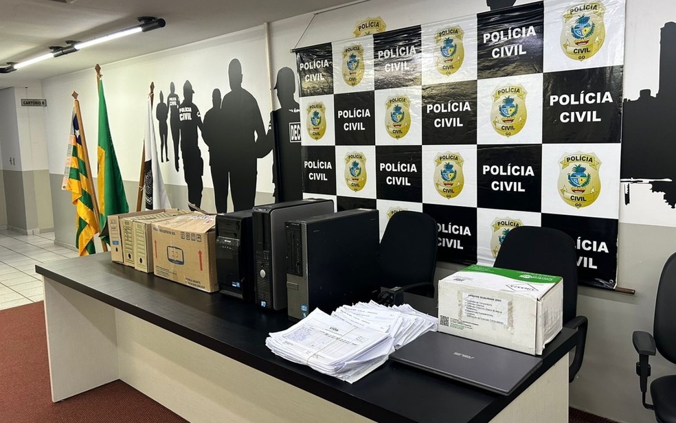 Exames apreendidos de baboratório alvo de operação em Goiás — Foto: Michel Gomes/g1 Goiás