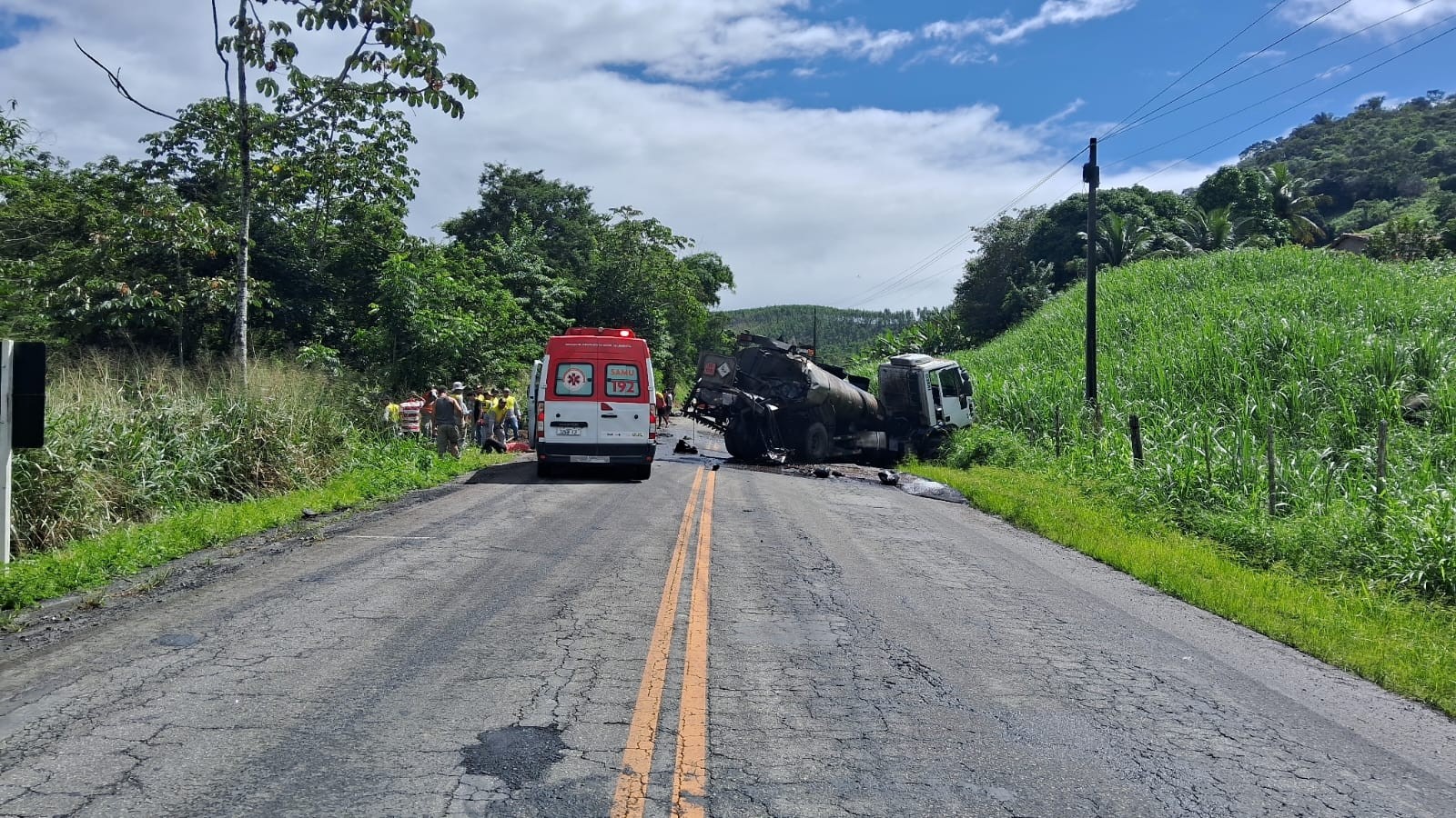 Acidente entre carro e van deixa um morto e três feridos em AL; VÍDEO