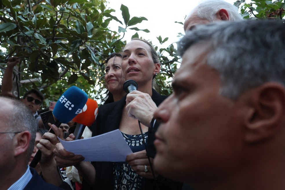 Carolina, filha de Edmundo González, lendo mensagem do pai em Madri — Foto: Pierre-Philippe MARCOU / AFP