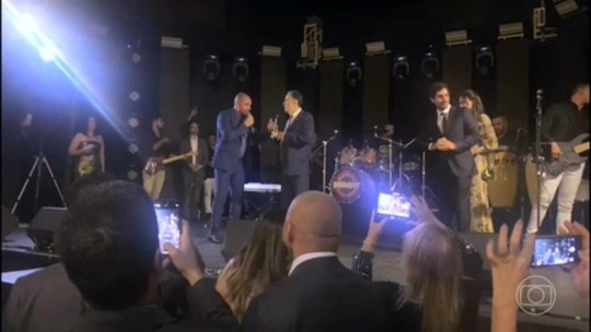 VÍDEO: Barroso canta com sambista Diogo Nogueira em festa