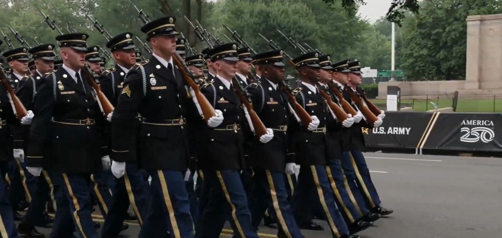 Militares desfilam  durante comemoração dos 250 anos do Exército dos EUA, — Foto: Reprodução