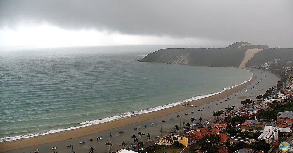 Faixa de areia que passou por uma obra de engorda ficou alagada — Foto: Reprodução/Live Cam Natal