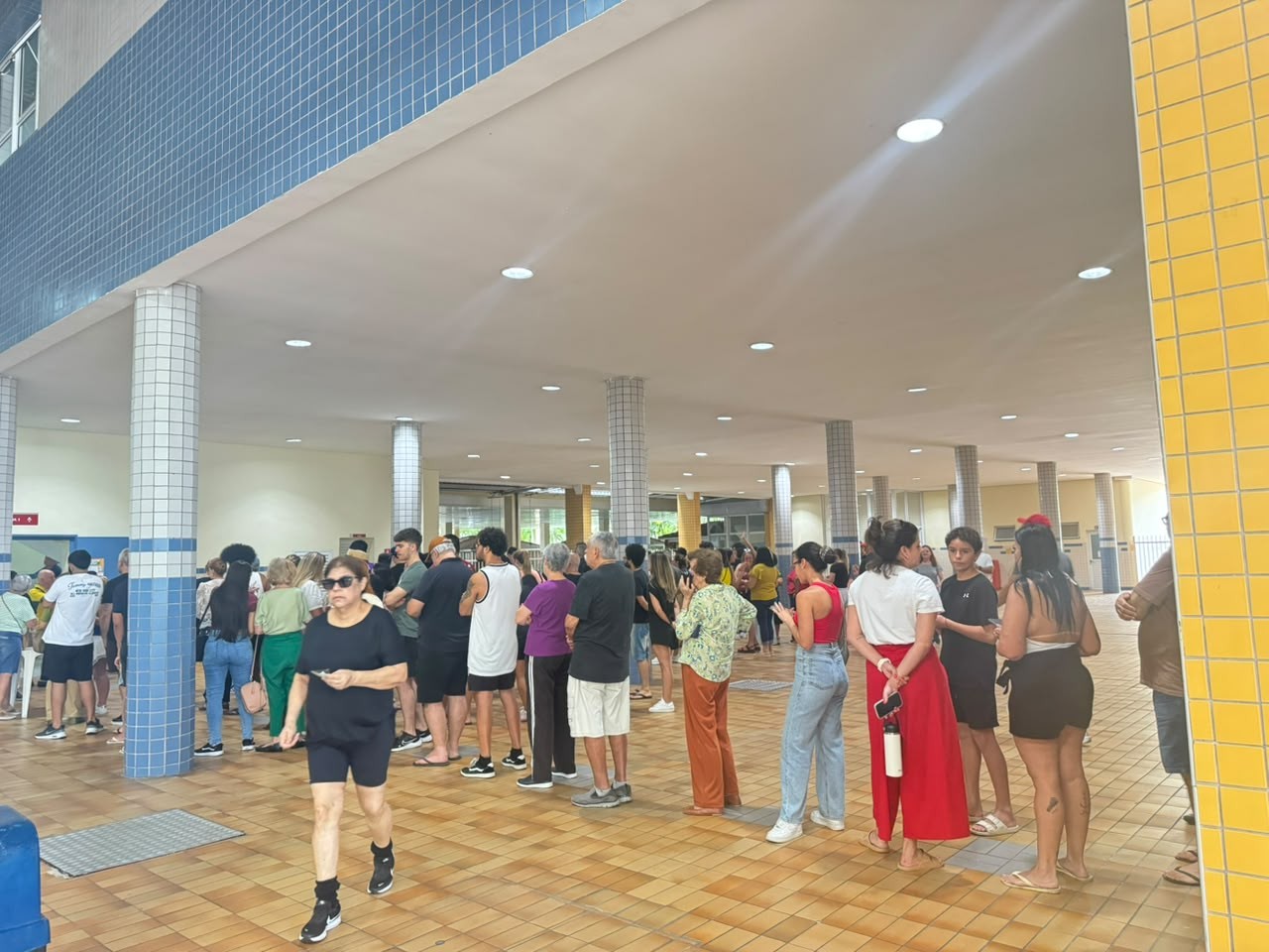 Eleições 2026: maior local de votação de Santos tem filas e reúne eleitores de diferentes gerações