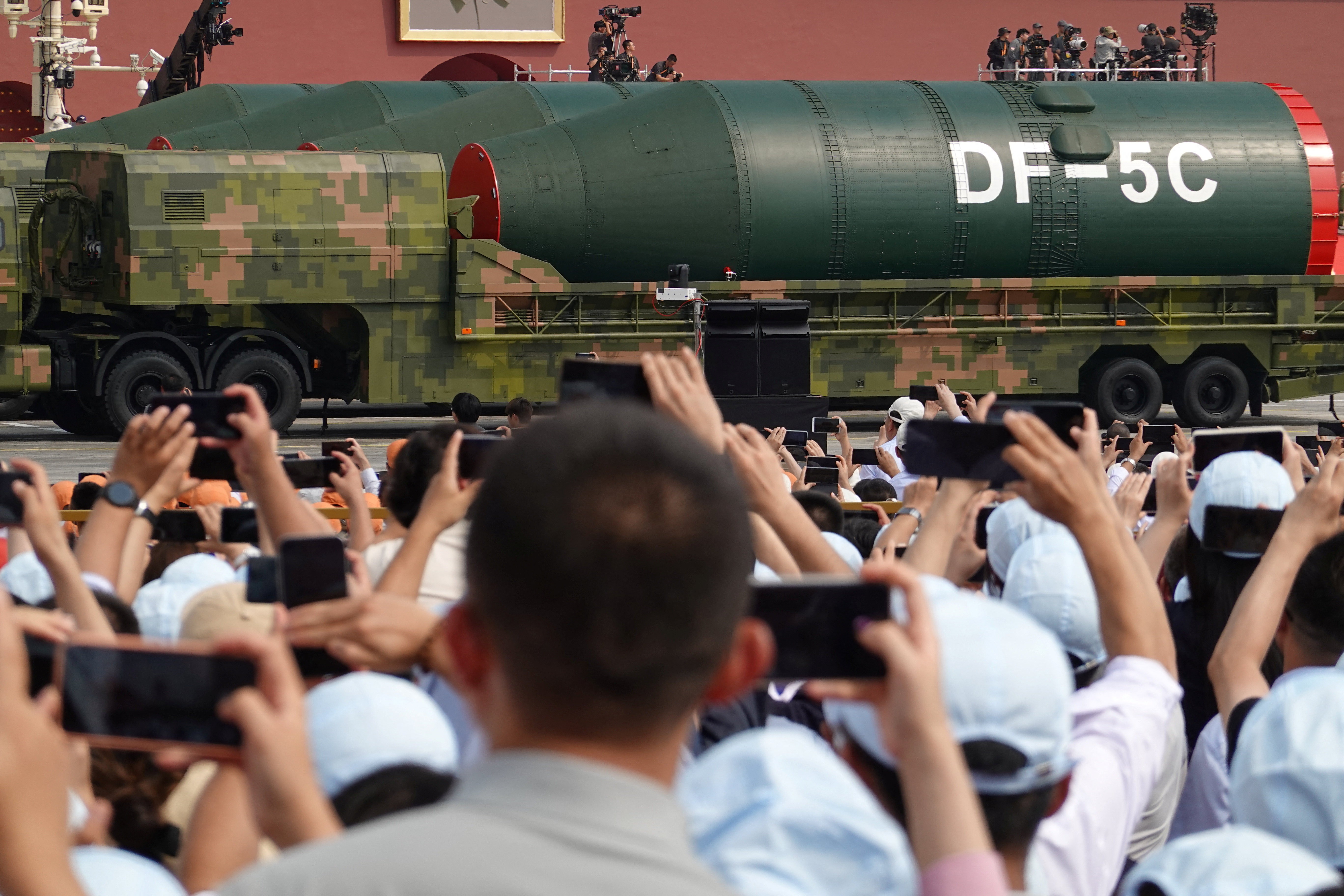 Ogivas, mísseis, lasers, drones: veja FOTOS de desfile militar na China