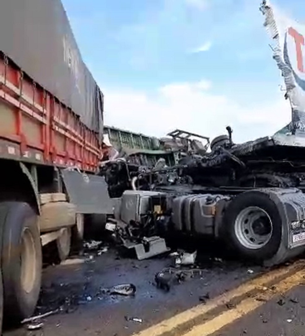 Colisão entre caminhões matou duas pessoas na Ponte Hélio Serejo, entre Presidente Epitácio (SP) e Bataguassu (MS) — Foto: Redes sociais