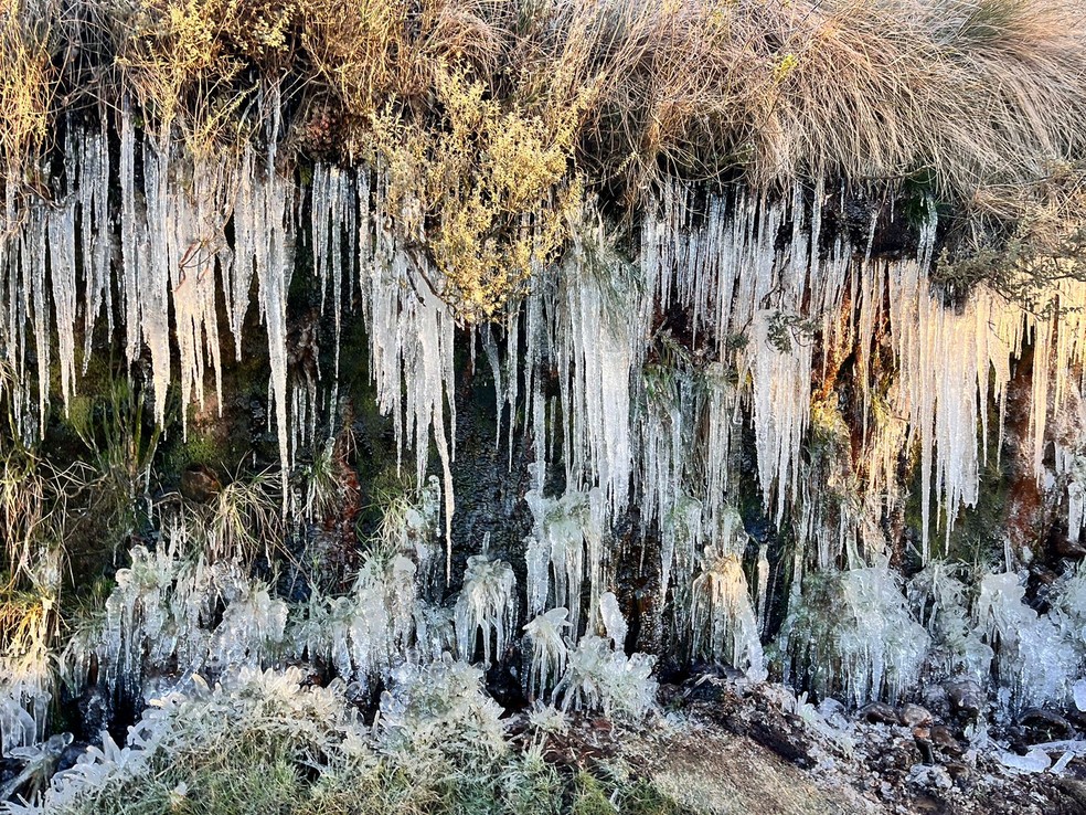 Estalactites de gelo em Urupema — Foto: Carol Fernandes/NSC TV