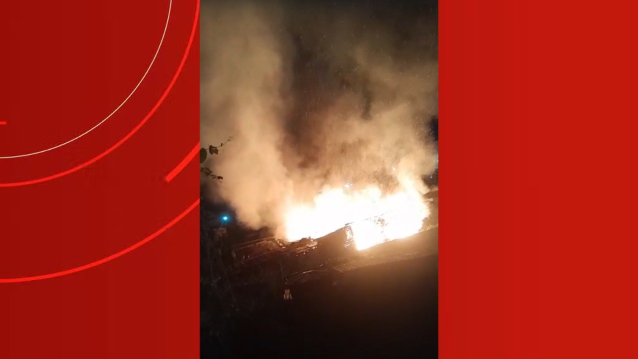 Incêndio destrói duas casas e atinge outros dois imóveis no Amazonas