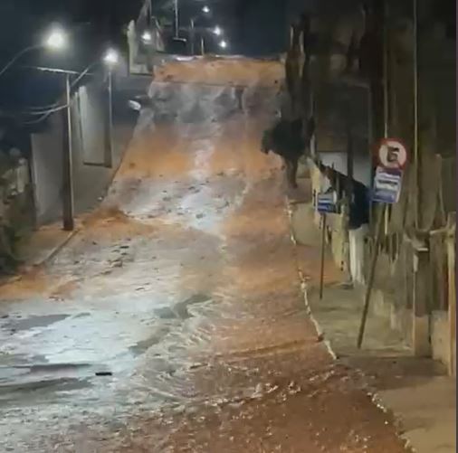 VÍDEO: Adutora de água se rompe e transforma avenida em 'rio' no interior de MG